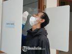 seorang-warga-kota-malang-saat-menerima-swab-antigen-di-rsia-kota-malang.jpg