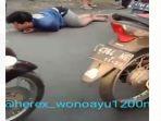 seorang-warga-yang-terluka-setelah-ditabrak-motor-balap-liar-di-sidoarjo.jpg
