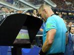 seorang-wasit-tengah-melihat-tayang-ulang-pertandingan-melalui-var.jpg