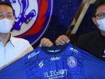 setelah-rampung-menjalani-liga-1-arema-fc-meluncurkan-jersey-suporter-version-atau-jersey-versi-fans.jpg