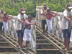 Siswa SD Nelangsa Berangkat Sekolah Lewati Jembatan Rusak Parah, Ngaku Cemas Tiap Hari, Takut Jatuh