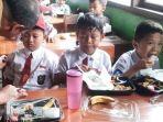 Siswa SD Nangis Diberi Makan Siang Gratis, Ternyata Takut Nasi, Nenek Ungkap Cucu Sukanya Roti