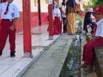siswa-SD-pakai-sandal-jepit-lusuh-di-hari-pertama-masuk-sekolah.jpg