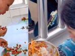 Siswa SD Rela Santap Nasi Sisa Teman Demi Berikan Makan Gratis dari Sekolah ke Ibu, Guru Terharu