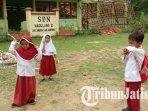 siswa-SDN-Madulang-2-Kecamatan-Omben-Sampang-Madura-saat-bermain-di-halaman-sekolah.jpg