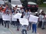 siswa-di-jember-demo-tolak-perpanjangan-kepsek.jpg