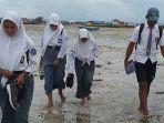 Tak Ada SMA di Desanya, Siswa Nyebrang Laut Tiap Hari Demi Sekolah, Bayar Ongkos Perahu Rp2000