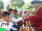 siswa-sd-al-madany-minum-jamu-sebelum-pulang-sekolah.jpg
