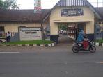 situasi-kantor-polsek-tanggul-jember-usai-peristiwa-dua-tahanannya-kabur-kemarin.jpg