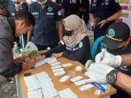sopir-dan-penumpang-menjalani-tes-urine-yang-dilakukan-bnnk-bersama-polres-dan-dishub-tuban.jpg