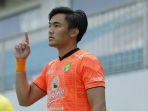 sosok-kiper-persebaya-ernando-ari.jpg