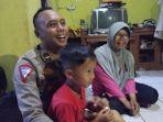 sosok-polisi-ambil-rapor-bocah-SD-yang-virim-kirim-surat-ke-pak-polisi.jpg