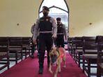 sterilisasi-gereja-oleh-anggota-polresta-banyuwangi-jelang-misa-natal.jpg