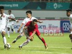 striker-timnas-indonesia-alberto-goncalves-berduel-dengan-para-pemain-myanmar_20181011_083318.jpg