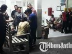 Isak Tangis Keluarga Korban Kebakaran Kos Kebalen Kulon Pecah di Kamar Jenazah RSUD Dr Soetomo
