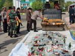suasana-saat-ratusan-miras-dan-puluhan-knalpot-brong-dimusnahkan-oleh-kapolres-pamekasan.jpg
