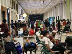 suasana-terminal-i-bandara-juanda-nampak-dipadati-ribuan.jpg