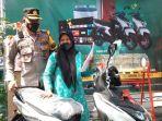 sumeh-ati-didampingi-anggota-polres-batu-berfoto-bersama-sepeda-motor-yang-ia-menangkan.jpg