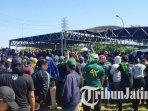 suporter-persebaya-surabaya-bonek-bonita-padati-tpu-keputih-surabaya-antar-jhonerly-simanjuntak.jpg