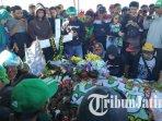 suporter-persebaya-surabaya-bonek-hadiri-pemakaman-jhonerly-simanjuntak.jpg