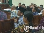 sutiaji-menjadi-saksi-dalam-sidang-lanjutan-kasus-dugaan-suap-apbd-2015-dprd-kota-malang_20181017_200333.jpg