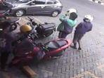tangkapan-layar-video-CCTV-merekam-aksi-tiga-orang-bandit-mencuri-motor.jpg
