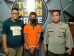tersangka-abdullah-tengah-diapit-polisi-polsek-duduksampeyan.jpg