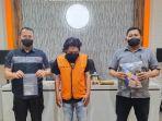 tersangka-diapit-petugas-satresnarkoba-polrestabes-surabaya-kamis-552022.jpg