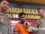 tersangka-kasus-jambret-kalung-emas-emak-emak-di-Jalan-Simo-Gunung-Surabaya-saat-diinterogasi-polisi.jpg