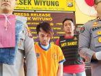 tersangka-penipuan-Kevin-26-saat-diinterogasi-Kapolsek-Wiyung-Kompol-Gandi.jpg