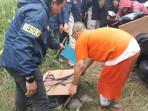tersangka-saat-membuang-jasad-Sevi-Ayu-Claudia-di-Kedamean-Gresik-Selasa-582025.jpg