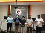 tiga-sekawan-tengah-diapit-petugas-setelah-ditangkap-akibat.jpg