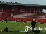tim-arema-fc-saat-melakukan-latihan-di-stadion-supriyadi-kota-blitar-senin-1722020.jpg
