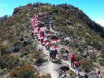 tim-ekspedisi-77-mengibarkan-bendera-merah-putih-di-puncak-gunung.jpg