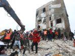 tim-penyelamat-suriah-mencari-korban-selamat-gempa-di-turki.jpg