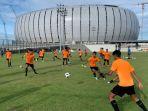 timnas-indonesia-u-16-berlatih-dengan-latar-belakang-jakarta-international-stadium-jis.jpg