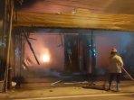 toko-pakaian-beserta-satu-rumah-di-Jalan-Bringkang-gresik-terbakar-hebat.jpg