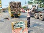 truk-bermuatan-tebu-tiba-tiba-mogok-saat-melintas-di-atas-rel-kereta-api-di-Tanggulangin-Sidoarjo.jpg
