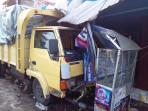 truk-oleng-tabrak-rumah-di-batu.jpg