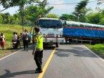truk-tronton-bermuatan-semen-40-ton-melintang-menghalangi-Jalan-Raya-Nasional-Sumenep-Pamekasan.jpg
