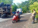 truk-tronton-yang-terguling-dan-melintang-di-jalan-antarkecamatan-di-kabupaten-banyuwangi.jpg