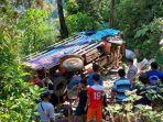 truk-yang-masuk-ke-jurang-dan-membuat-enam-penumpangnya-luka-luka-rabu-2162022.jpg