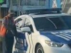 tukang-parkir-keluar-dari-mobil-patwal-polisi.jpg