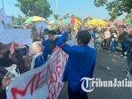 unjuk-rasa-di-depan-Kantor-pemkab-Tuban-pkl-protes-relokasi-di-pantai-boom-tuban.jpg