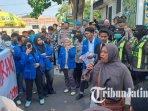 unjuk-rasa-di-depan-Kantor-pemkab-Tuban-pkl-protes-relokasi-di-pantai-boom.jpg