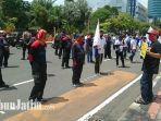 unjuk-rasa-kspi-dan-fspmi-di-depan-gedung-grahadi.jpg