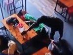 video-CCTV-yang-merekam-pria-berkemeja-flanel-kotak-kotak-mencuri-empat-ponsel-di-teras-resto.jpg