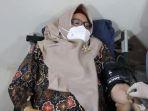wabup-gresik-aminatun-habibah-saat-meninjau-donor-darah-di-rsi-mabarot-bungah.jpg