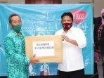 wakil-bupati-nganjuk-marhaen-djumadi-terima-bantuan-masker-dari-staf-khusus-kepresidenan.jpg