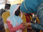 wakil-ketua-i-tp-pkk-kabupaten-nganjuk-sri-wahyuni-marhaen-djumadi-saat-memberikan-bansos.jpg